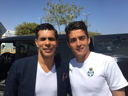 Sánchez se tomó la foto 'del recuerdo' con el canterano santista. (TWITTER)