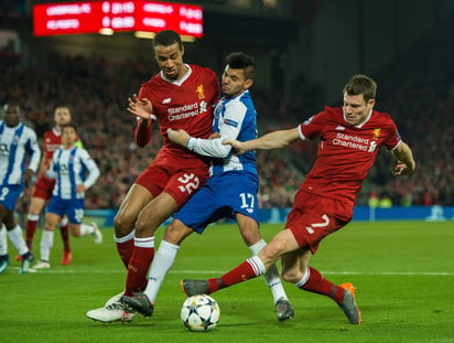 Jesús Corona (c) disputó todo el partido en el empate del Porto 0-0 con Liverpool. (EFE)