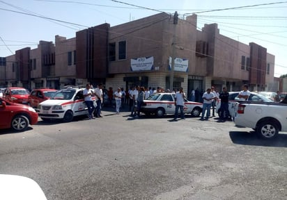 Acudieron a la Casa de Gobierno, la Recaudación de Rentas y la Subdirección de Transporte de esta ciudad, pero al no ser atendidos por ninguno de los titulares se fueron a manifestar al Edificio Coahuila. (EL SIGLO DE TORREÓN)