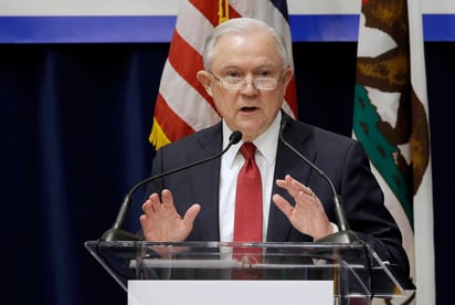 En la mira. Gran parte de la ira de Sessions fue directa contra la alcaldesa de Oakland, la demócrata Libby Schaaf. (AP)