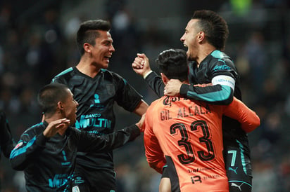 Los jugadores de Gallos Blancos de Querétaro celebran luego de obtener la victoria en penales ante los Rayados de Monterrey en los octavos de final de la Copa MX. Gallos Blancos sorprende al Monterrey