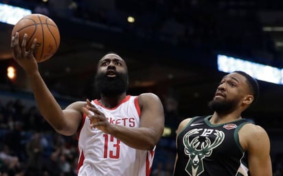 James Harden (i) metió 26 puntos en la victoria de Rockets 110-99 sobre los Bucks de Milwaukee; Houston llegó a 17 triunfos consecutivos. (AP)