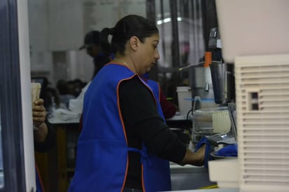 Estadística. El 2.4% de las mujeres que trabajan perciben más de cinco salarios mínimos. (EL SIGLO DE TORREÓN)