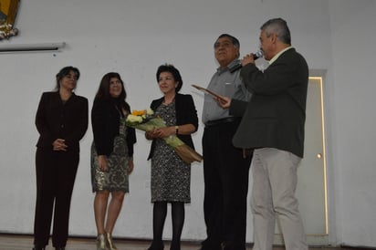 Ofrece charla. Yvonne Stinson Ortiz recibió un reconocimiento de parte de la preparatoria Aguanueva de su natal San Pedro. (EL SIGLO DE TORREÓN/ROBERTO ITURRIAGA)