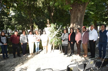 Busto. Autoridades municipales colocaron ofrenda floral y montaron guardia de honor en el monumento a Hermila Galindo. (EL SIGLO DE TORREÓN)