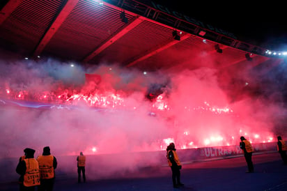 Sancionan a siete ultras del PSG por bengalas en UCL