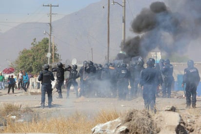 La manifestación que comenzó poco antes de las 7 de la mañana, se convirtió en un verdadero campo de batalla. (EL SIGLO DE TORREÓN)