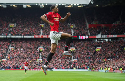 Marcus Rashford celebra uno de sus dos tantos en la victoria del Manchester United sobre Liverpool. (EFE)