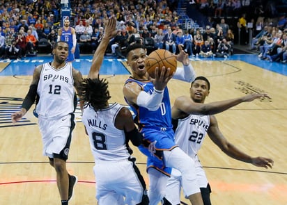 Westbrook metió 21 puntos, bajó 12 rebotes y dio 13 asistencias.