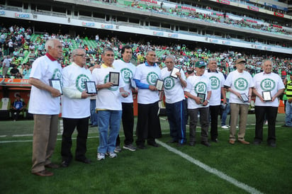 Jugadores de la Ola Verde y los Diablos Blancos recibieron un reconocimiento en el Corona.