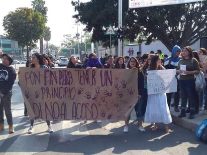 Desde antes de las 06:00 de la mañana de este lunes, alumnos mantienen 'tomadas' las instalaciones de la Escuela Nacional Preparatoria 5 para denunciar el caso de un profesor que presuntamente ha incurrido en actos de acoso sexual contra las alumnas. La institución confirmó la toma de las instalaciones. (TWITTER)