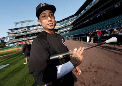 Carlos González ha jugado 9 temporadas con los Rockies, con quienes ha bateado .292 con 211 jonrones y 685 producidas. (Archivo)