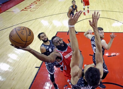 James Harden metió 28 puntos (16 en el tercer cuarto) en la paliza de los Rockets 109-93 sobre los Spurs de San Antonio.