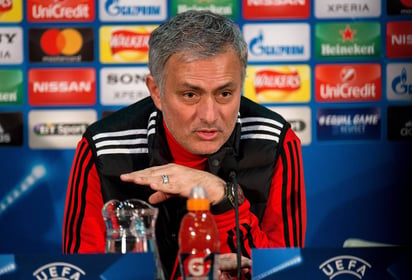 El técnico del Manchester United, el luso José Mourinho, ofrece una rueda de prensa en el Aon Training Complex, en Manchester. (EFE)