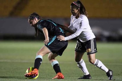 Las Guerreras del Santos Laguna dieron pelea en el encuentro de ayer en el estadio Universitario, de la UANL.  (Cortesía)