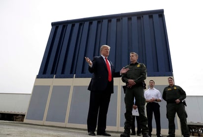 Trump inspeccionó los prototipos del muro. (EFE( 