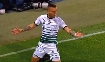 Con pase a Jonathan Rodríguez, el uruguayo recibió el balón dentro del área chica y en dos tiempo, con un ligero tiro bombeado, el ofensivo derrotó sin problemas a Alcalá al minuto 10. (ESPECIAL)