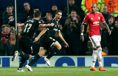 Wissam Ben Yedder (centro), del Sevilla, festeja tras conseguir el primer gol de su equipo ante el Manchester United, en los octavos de final de la Liga de Campeones. (AP)