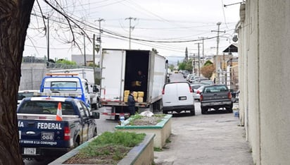 Operativo. Al revisar el interior de la caja del tracto camión, los agentes hallaron decenas de paquetes que contenían hierba verde. (ESPECIAL)