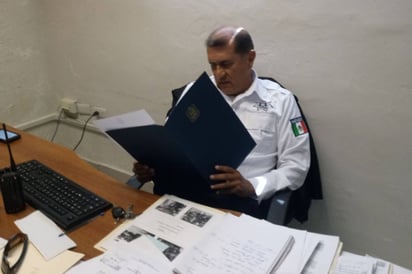 Se niega. El director de Vialidad Municipal, que usa camisas de Policía Municipal, dice que sólo explicará a los regidores. (EL SIGLO DE TORREÓN)