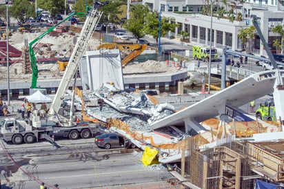 El puente colapsó sobre una cantidad aún desconocida de personas y por lo menos cinco autos quedaron atrapados debajo de toneladas de concreto. (EFE) 