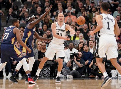 Manu Ginobili (c) y Kyle Anderson (d), de San Antonio Spurs.