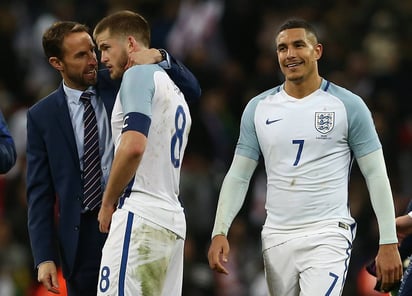 El técnico inglés Gareth Southgate (i) habla con el jugador Eric Dier.