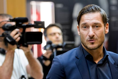 El director deportivo de la Roma y exbutbolista italiano, Francesco Totti, durante el sorteo de los cuartos de final de la Liga de Campeones. (EFE)