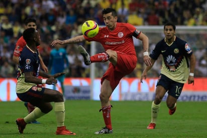 Renato Ibarra (i), del América, y Rubens Sambueza, del Toluca, durante el juego de la jornada 12 del Clausura 2018. (Jam Media)