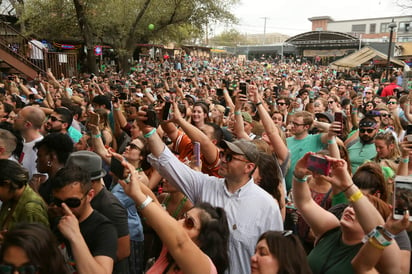 La organización del SXSW decidió suspender el espectáculo minutos antes de su comienzo, y también los conciertos programados para después en ese mismo escenario. (AP) 