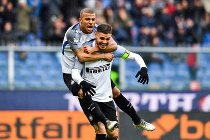 El jugador argentino (abajo) festeja junto a Rafinha uno de sus cuatro goles.