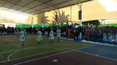 Se presentaron bailables, tablas rítmicas, el grupo de coro, números musicales y folclóricos, entre otros que presentaron diferentes grupos de las escuelas primarias y jardines de niños 18 de Marzo. (EL SIGLO DE TORREÓN)
