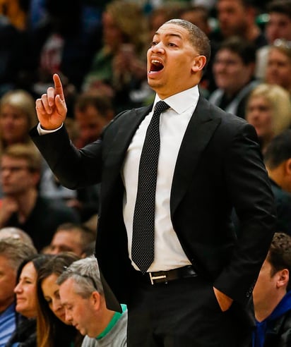 Tyronn Lue, coach de los Cavaliers, dijo en un comunicado que 'sufro dolores en el pecho y tengo otros problemas que pueden estar generados por falta de sueño durante todo el año'. (EFE)