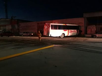 El autobús terminó por impactarse contra la barda de una finca. (EL SIGLO DE TORREÓN) 