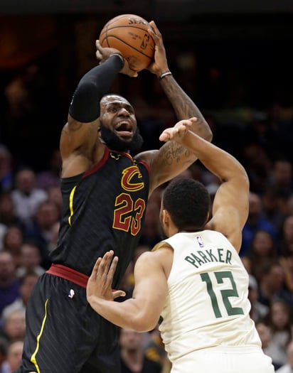 LeBron James anotó 40 puntos, bajó 12 rebotes y repartió 10 asistencias en la victoria de Cleveland 124-117 sobre Milwaukee. (AP)