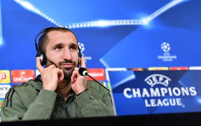 Chiellini dejó el lunes la concentración de la selección italiana en Coverciano a causa de su problema muscular. (ARCHIVO)