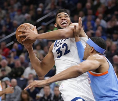 Karl-Anthony Towns, de los Timberwolves de Minnesota, fue la pieza clave en el ataque ayer de su equipo. (AP)