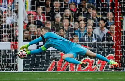 Joe Hart ha perdido puntos como el portero titular en Inglaterra tras salir del Manchester City. (Archivo)