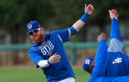 Justin Turner recibió un pelotazo en la muñeca izquierda en un duelo de pretemporada ante los Atléticos de Oakland. (AP)