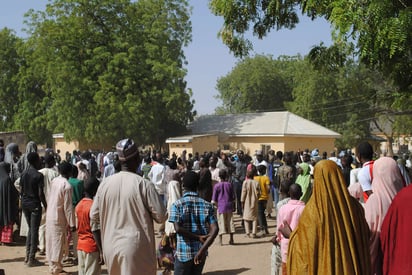 El número de las menores puestas en libertad por los terroristas nigerianos podría aumentar en las próximas horas a medida que el recuento avance. (AP)