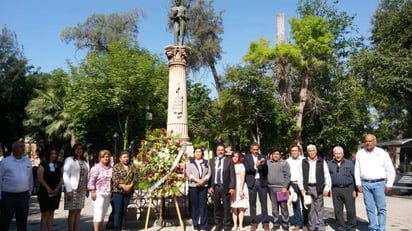 El Ayuntamiento de Lerdo, a través del departamento de Museografía, llevó a cabo una guardia de honor y colocación de ofrenda floral correspondiente en el monumento que se encuentra en la Plazuela, dedicado al Benemérito de las Américas.  (EL SIGLO DE TORREÓN)