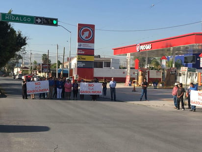 Un grupo de vecinos, dijo que desde hace casi 5 años comenzó la construcción del establecimiento y que desde entonces han señalado que “no cumple con el reglamento actual, con medio ambiente y está violando nuestros derechos humanos”.  (EL SIGLO DE TORREÓN)