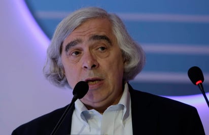 Moniz, que dio una conferencia sobre el papel de gas natural en el futuro energético, dijo que los precios del crudo 'desempeñarán un papel importante en el periodo de transición' hacia energías más limpias. (ARCHIVO)