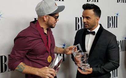 Honrados. Luis Fonsi recibió el premio Presidencial, en tanto Residente fue el primer artista honrado con el premio Champion.   (NOTIMEX)