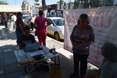 Demandas. Familiares de detenidos permanecen en la Plaza de Armas. (EL SIGLO DE TORREÓN)