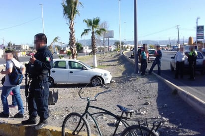 Carambola. Se impactan autos y triciclo en el Periférico de Gómez Palacio, hay un lesionado. (EL SIGLO DE TORREÓN)