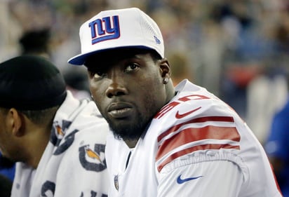 El defensive end Jason Pierre-Paul, con los Giants de Nueva York, observa las acciones del partido de pretemporada ante Patriots, en 2017. (AP)