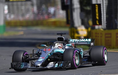 El británico Lewis Hamilton, de Mercedes, participa en una sesión de entrenamiento, para el Gran Premio de Australia 2018 de la Fórmula 1, en el circuito Albert Park de Melbourne. (EFE)