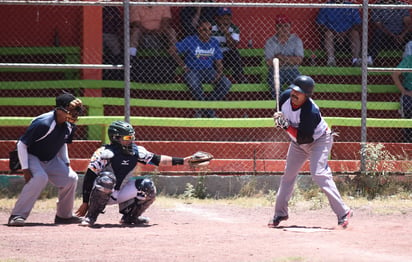 La directiva de la liga anunció que se suspenderán las acciones de las próximas 2 semanas y la siguiente junta será el 10 de abril. Castigan la bola en softbol de la 38