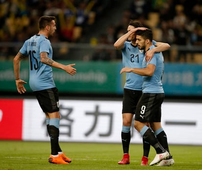 Un gol del 'Pistolero' en penalty, así como una sensacional chilena del 'Matador', sirvieron para que Uruguay venciera a República Checa.